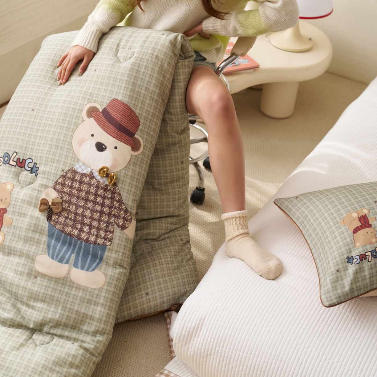 91家纺网 家纺一手货源 找家纺 久典家居 2026新款A类全棉双层纱数码定位花型春秋被夏被 胖胖熊