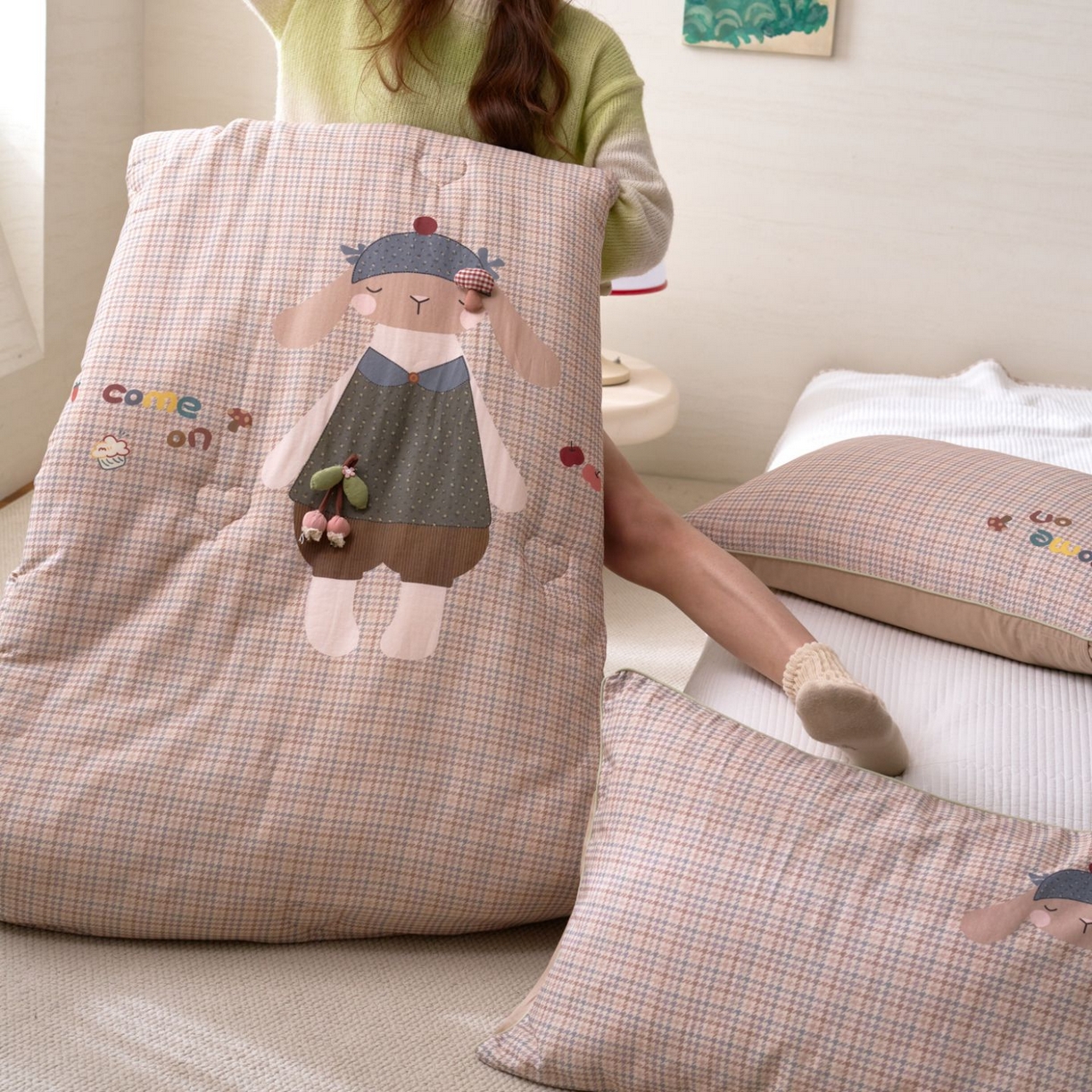 91家纺网 家纺一手货源 找家纺 久典家居 2026新款A类全棉双层纱数码定位花型春秋被夏被 兔哆哆