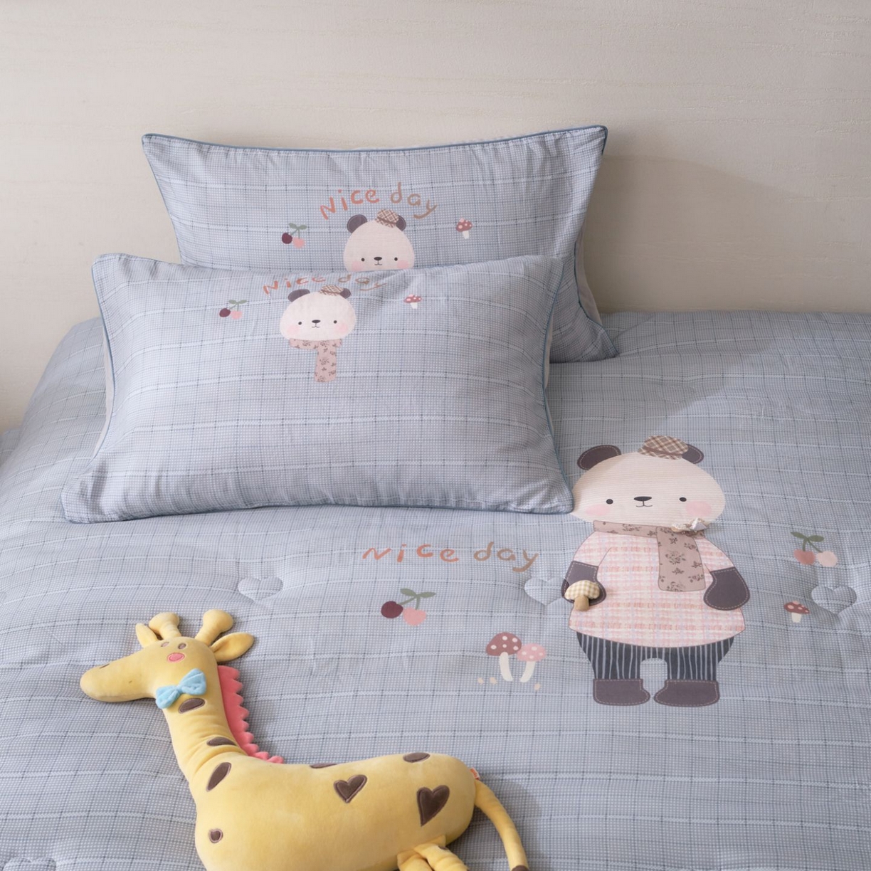 91家纺网 家纺一手货源 找家纺 久典家居 2026新款A类全棉双层纱数码定位花型春秋被夏被 小熊猫