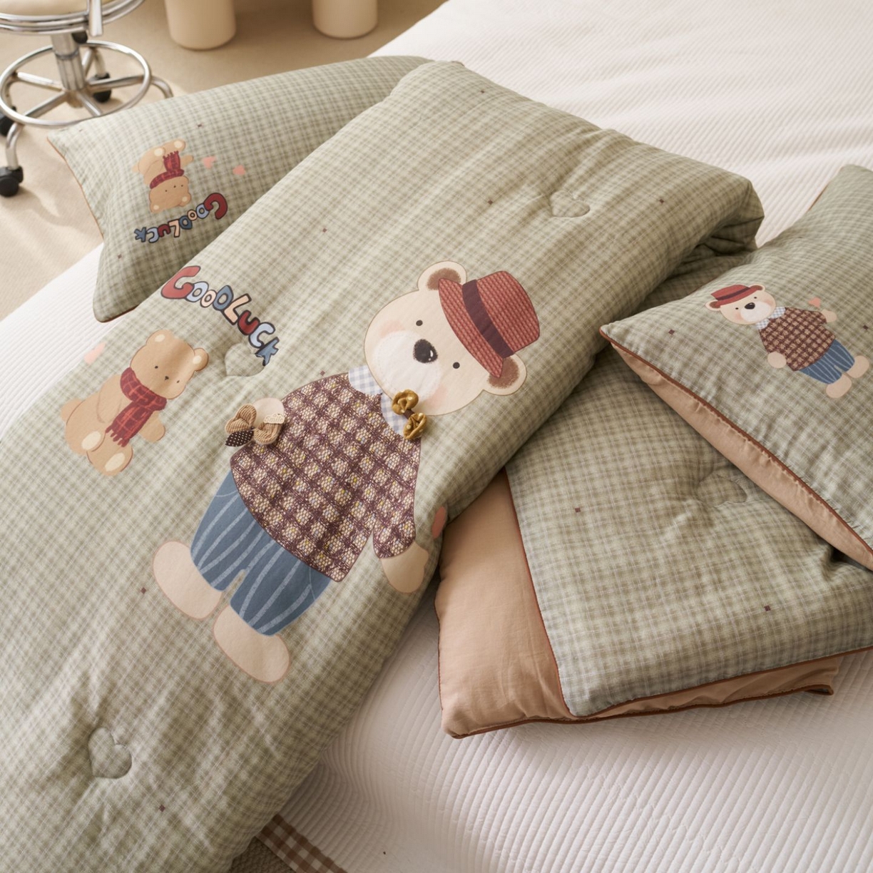 91家纺网 家纺一手货源 找家纺 久典家居 2026新款A类全棉双层纱数码定位花型春秋被夏被 胖胖熊