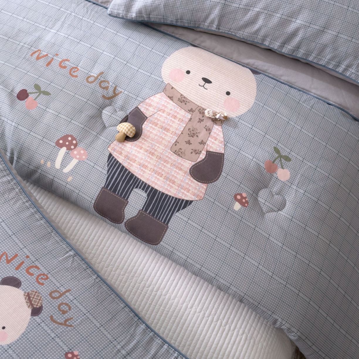 91家纺网 家纺一手货源 找家纺 久典家居 2026新款A类全棉双层纱数码定位花型春秋被夏被 小熊猫