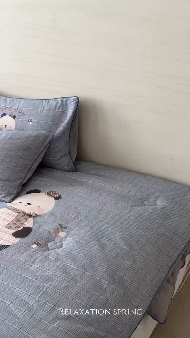 91家纺网 家纺一手货源 找家纺 久典家居 2026新款A类全棉双层纱数码定位花型春秋被夏被 小熊猫