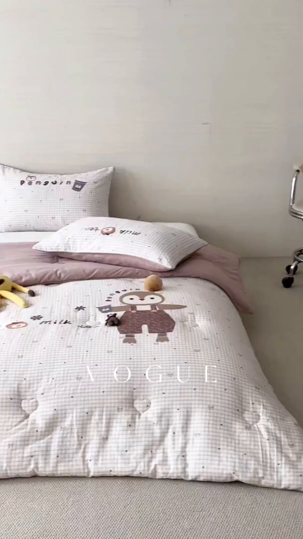 91家纺网 家纺一手货源 找家纺 久典家居 2026新款A类全棉双层纱数码定位花型春秋被夏被 小企鹅