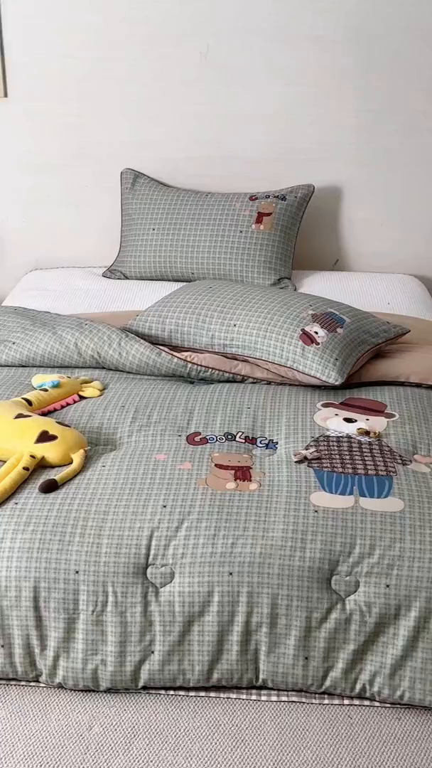 91家纺网 家纺一手货源 找家纺 久典家居 2026新款A类全棉双层纱数码定位花型春秋被夏被 胖胖熊