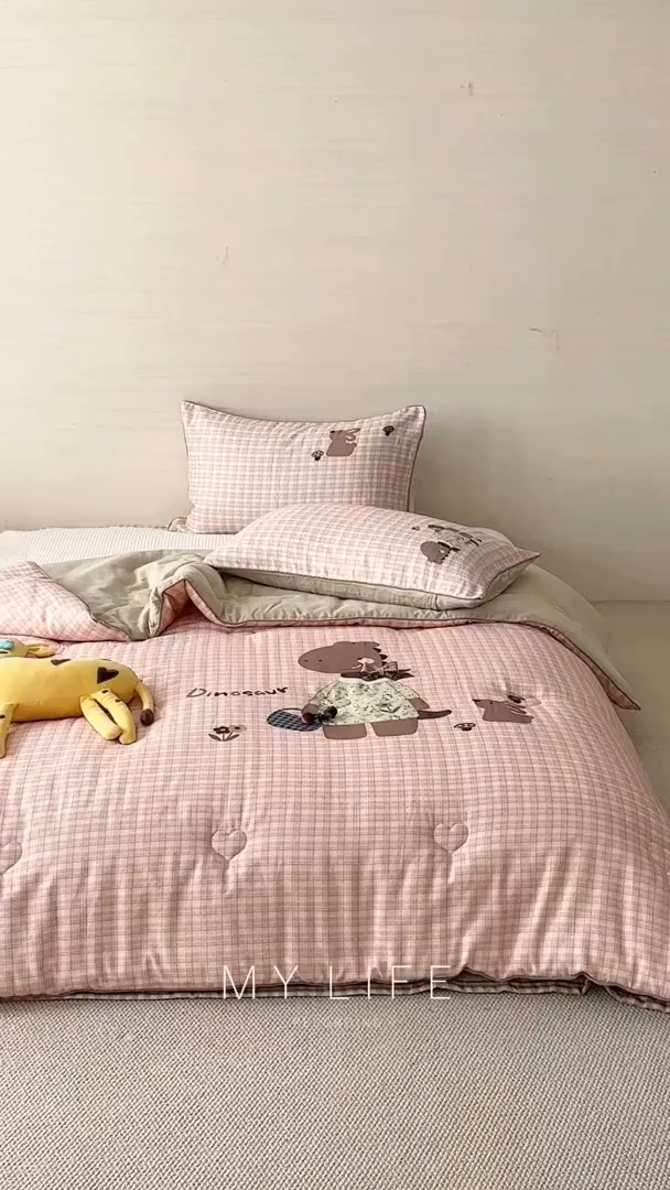 91家纺网 家纺一手货源 找家纺 久典家居 2026新款A类全棉双层纱数码定位花型春秋被夏被 小恐龙