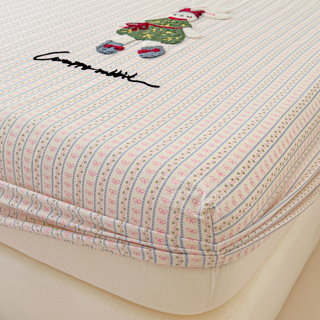 91家纺网 家纺一手货源 找家纺 舒居家纺 2026新款13070全棉纯棉毛巾绣单床笠床笠单件 友谊结