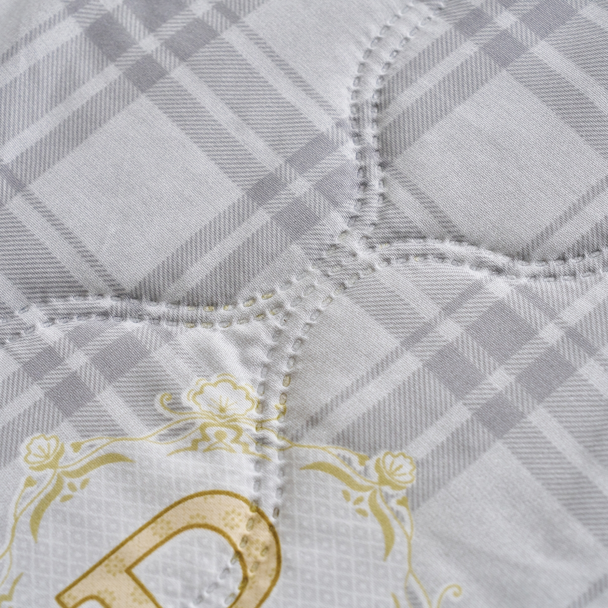 91家纺网 家纺一手货源 找家纺 悦织湾家纺 2026新款超声波夏被亲肤绒夏凉被芦荟棉夏季被子批发供货赠品礼品被便宜夏被空调被 爱情字母