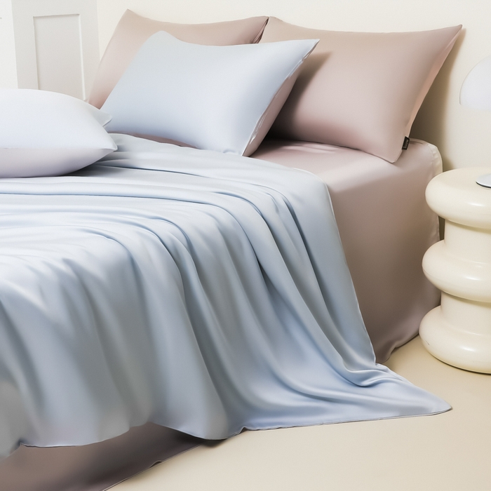 91家纺网 家纺一手货源 找家纺 缦绣阁家纺 2026新款夏季水洗冰丝轻奢四件套及丝滑裸睡被套被罩单品 碧湖兰青灰