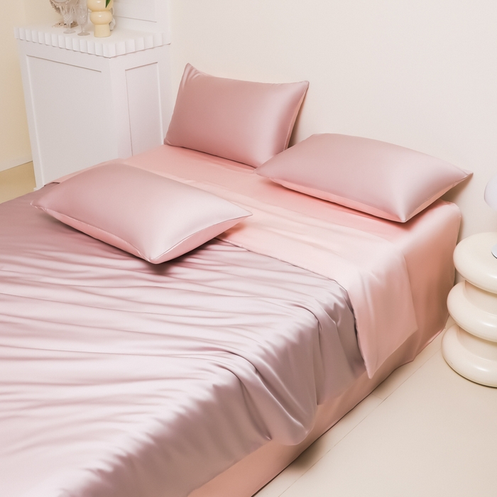 91家纺网 家纺一手货源 找家纺 缦绣阁家纺 2026新款夏季水洗冰丝轻奢四件套及丝滑裸睡被套被罩单品 豆沙紫+粉