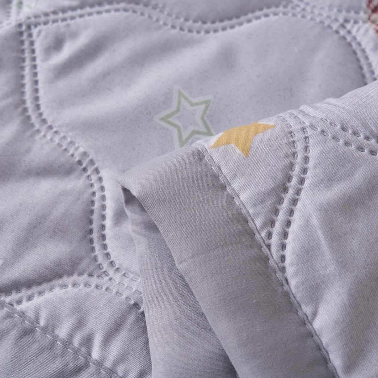 91家纺网 家纺一手货源 找家纺 悦织湾家纺 2026新款超声波夏被亲肤绒夏凉被芦荟棉夏季被子批发供货赠品礼品被便宜夏被空调被 潮流熊