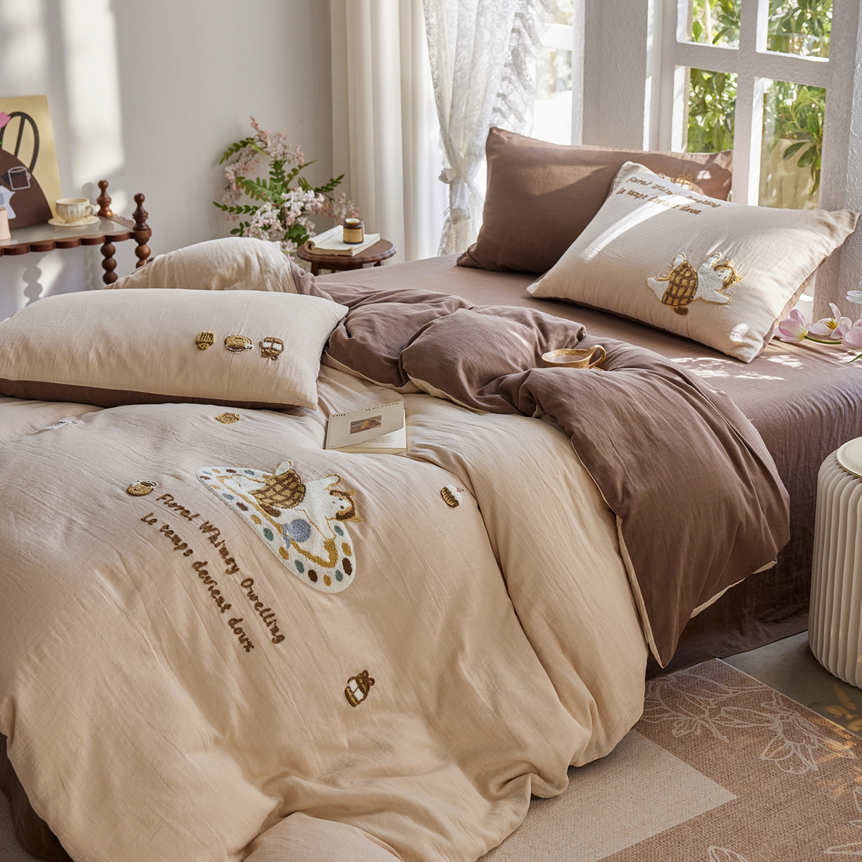 91家纺网 家纺一手货源 找家纺 沐珩家纺 2026新款直播爆款A类母婴级素色全棉双层皱皱纱绣花纯棉双层纱四件套 慕斯小猫