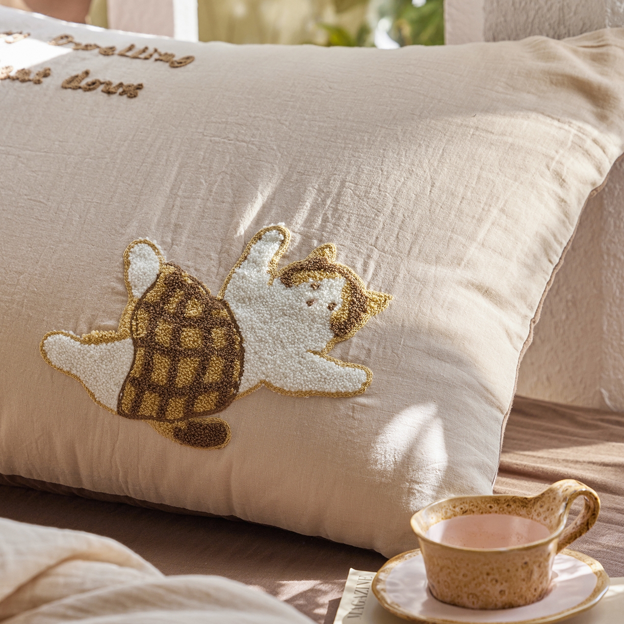 91家纺网 家纺一手货源 找家纺 沐珩家纺 2026新款直播爆款A类母婴级素色全棉双层皱皱纱绣花纯棉双层纱四件套 慕斯小猫