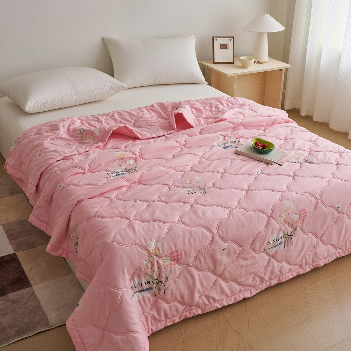 91家纺网 家纺一手货源 找家纺 悦织湾家纺 2026新款超声波夏被亲肤绒夏凉被芦荟棉夏季被子批发供货赠品礼品被便宜夏被空调被 粉色爱恋