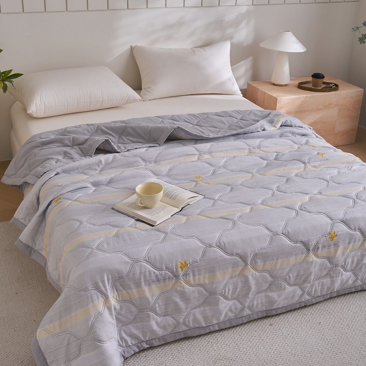 91家纺网 家纺一手货源 找家纺 悦织湾家纺 2026新款超声波夏被亲肤绒夏凉被芦荟棉夏季被子批发供货赠品礼品被便宜夏被空调被 枫暖