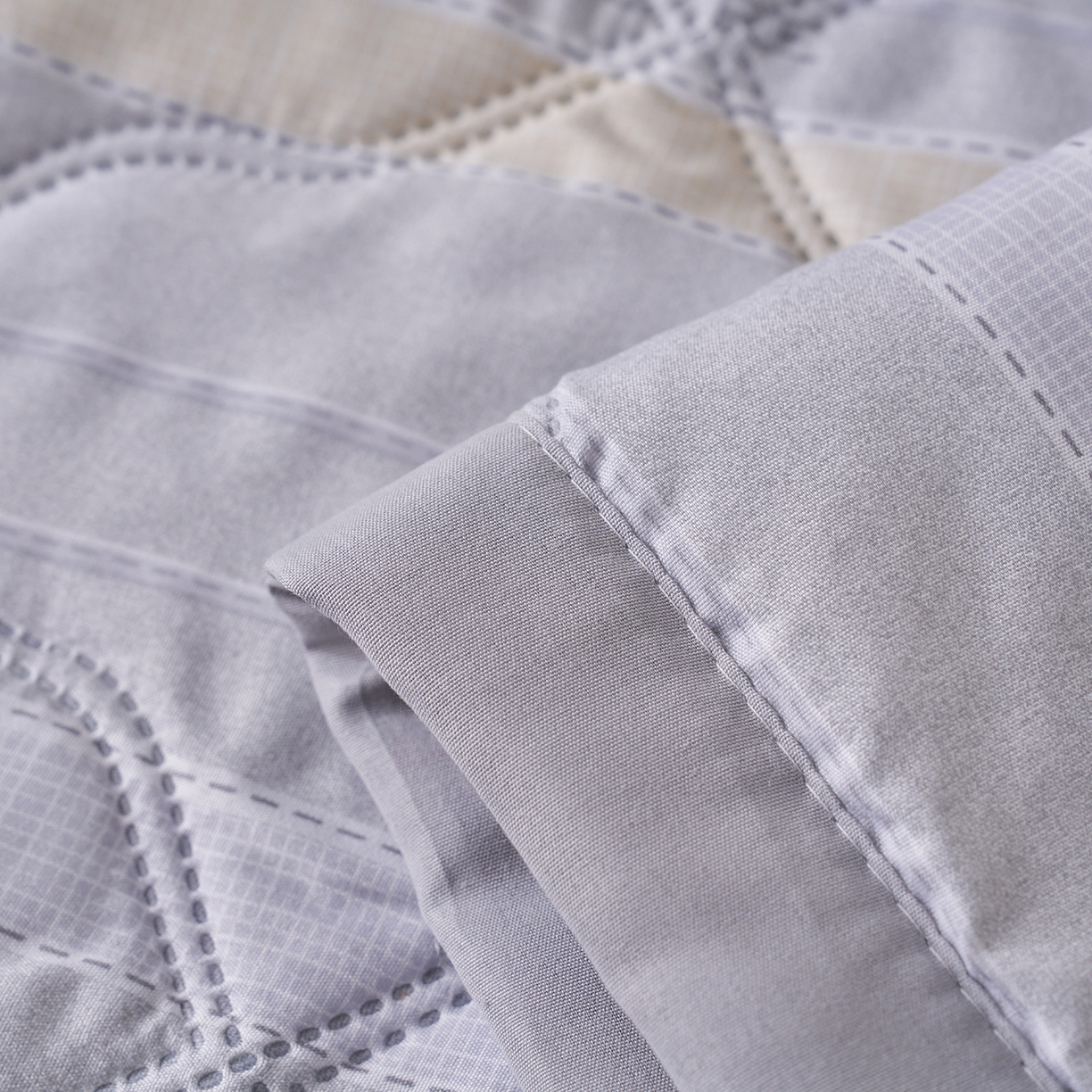 91家纺网 家纺一手货源 找家纺 悦织湾家纺 2026新款超声波夏被亲肤绒夏凉被芦荟棉夏季被子批发供货赠品礼品被便宜夏被空调被 枫暖