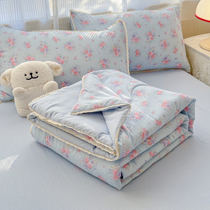 91家纺网 家纺一手货源 找家纺 水木坊 2026新款云感双层纱抗菌花边夏被夏凉被空调被-晴风系列 晴风-清风与雾蓝