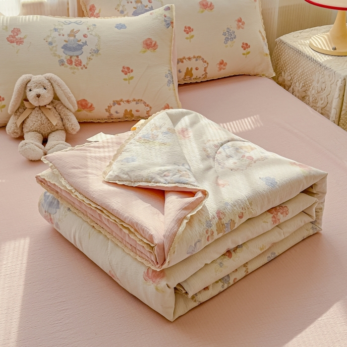 91家纺网 家纺一手货源 找家纺 水木坊 2026新款云感双层纱抗菌花边夏被夏凉被空调被-晴风系列 晴风-镜子里的兔