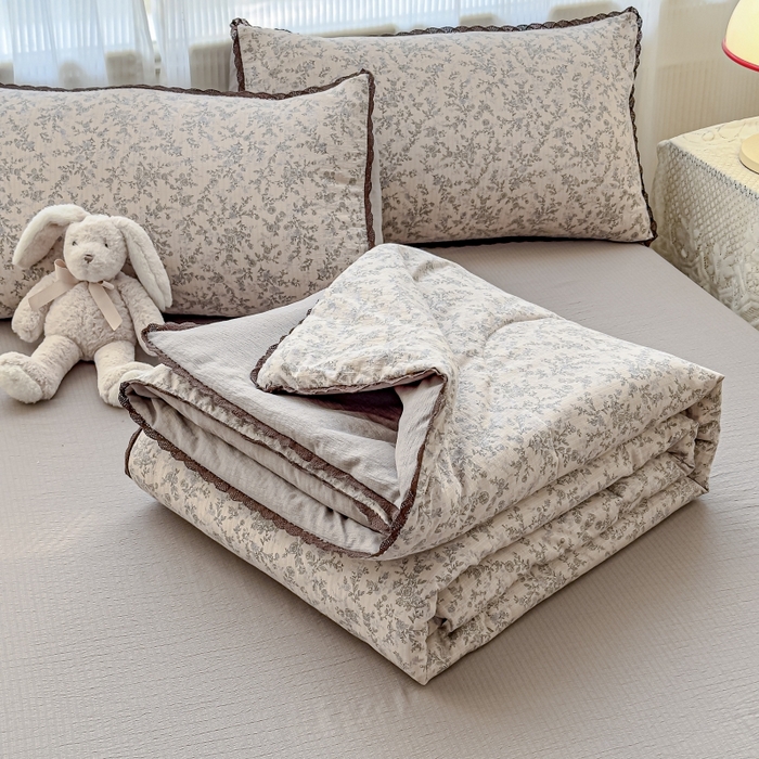 91家纺网 家纺一手货源 找家纺 水木坊 2026新款云感双层纱抗菌花边夏被夏凉被空调被-晴风系列 晴风-竹歆花语