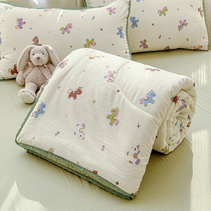 91家纺网 家纺一手货源 找家纺 水木坊 2026新款云感双层纱抗菌花边夏被夏凉被空调被-晴风系列 晴风-童年木马