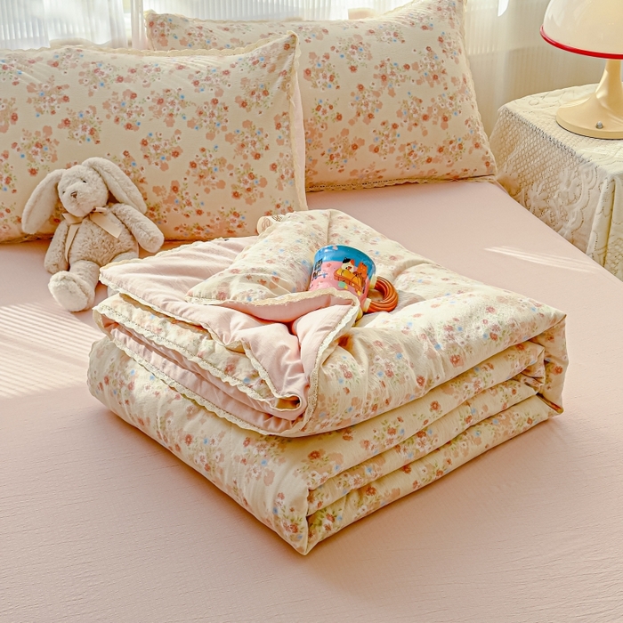 91家纺网 家纺一手货源 找家纺 水木坊 2026新款云感双层纱抗菌花边夏被夏凉被空调被-晴风系列 晴风-序曲粉