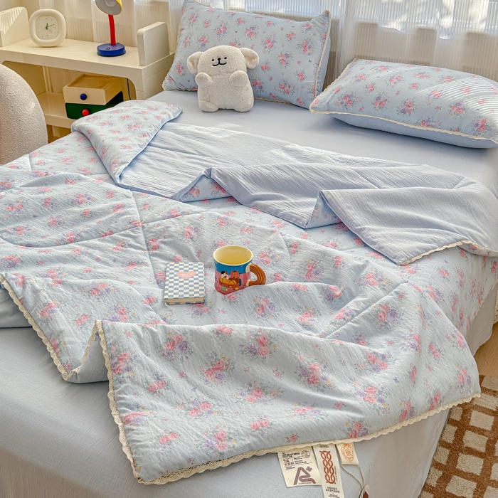 91家纺网 家纺一手货源 找家纺 水木坊 2026新款云感双层纱抗菌花边夏被夏凉被空调被-晴风系列 晴风-清风与雾蓝