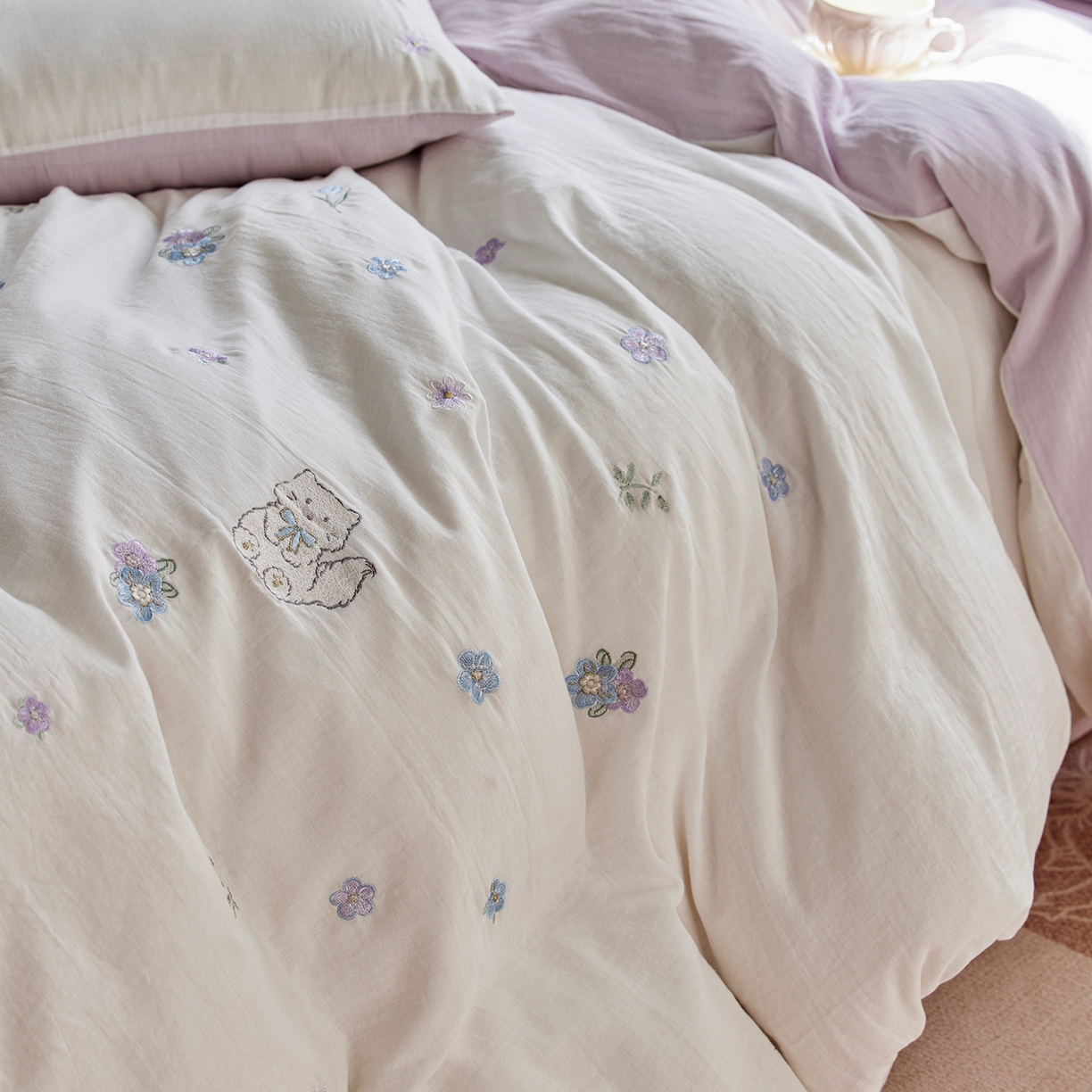 91家纺网 家纺一手货源 找家纺 沐珩家纺 2026新款直播爆款A类母婴级素色全棉双层皱皱纱绣花纯棉双层纱四件套 香芋小花猫