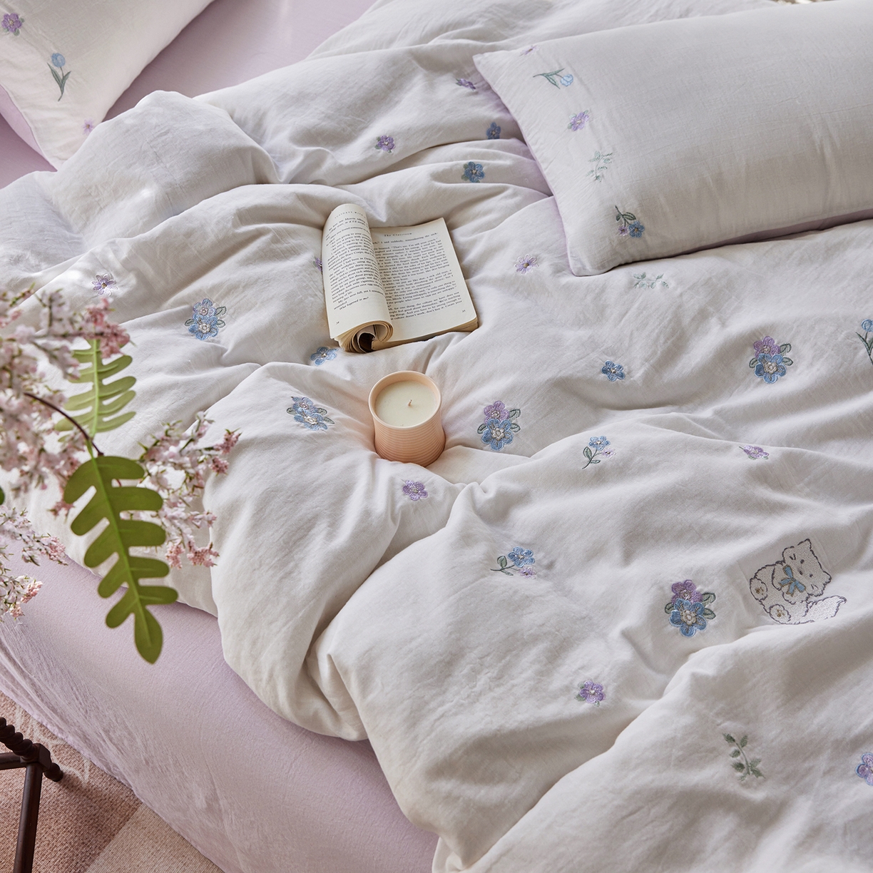 91家纺网 家纺一手货源 找家纺 沐珩家纺 2026新款直播爆款A类母婴级素色全棉双层皱皱纱绣花纯棉双层纱四件套 香芋小花猫