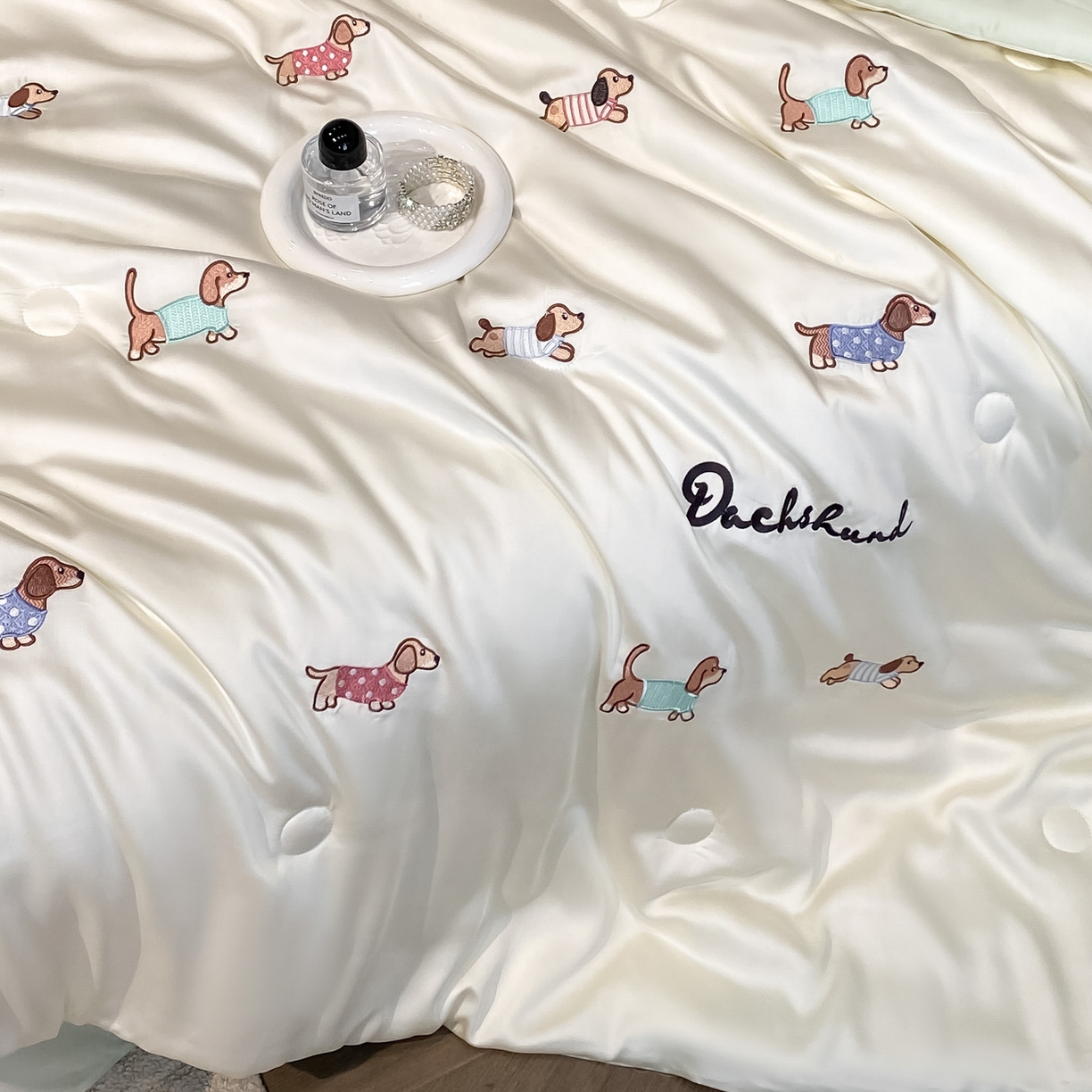 91家纺网 家纺一手货源 找家纺 云棉坊 2026新款水洗冰丝夏被-满绣系列 腊肠狗-奶白绿