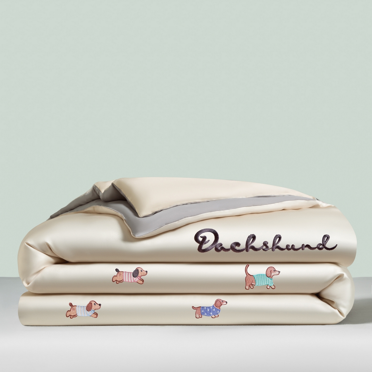 91家纺网 家纺一手货源 找家纺 云棉坊 2026新款水洗冰丝夏被-满绣系列 腊肠狗-梧桐灰