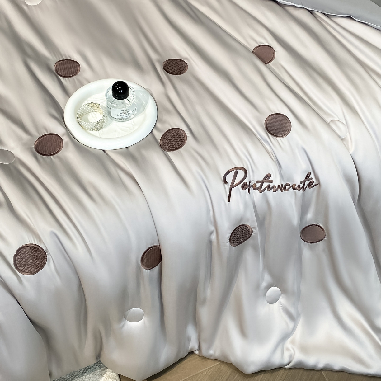 91家纺网 家纺一手货源 找家纺 云棉坊 2026新款水洗冰丝夏被-满绣系列 波点-冰山灰