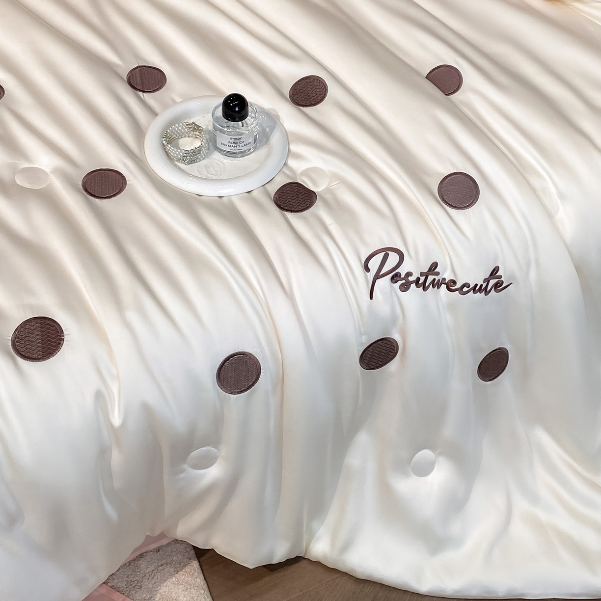 91家纺网 家纺一手货源 找家纺 云棉坊 2026新款水洗冰丝夏被-满绣系列 波点-奶白粉