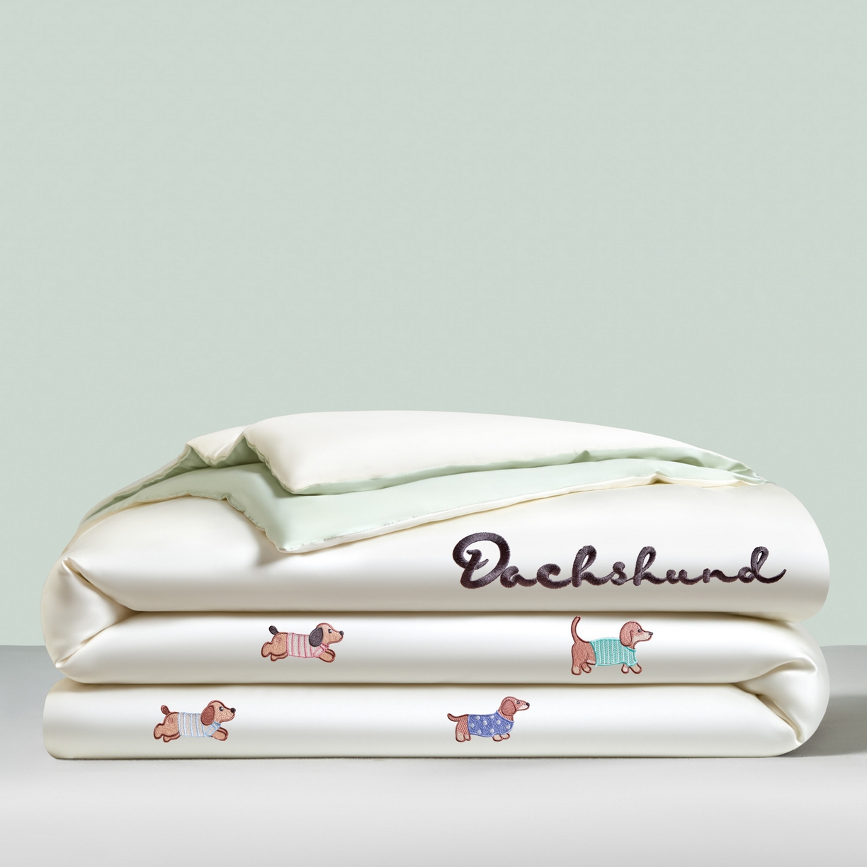 91家纺网 家纺一手货源 找家纺 云棉坊 2026新款水洗冰丝夏被-满绣系列 腊肠狗-奶白绿