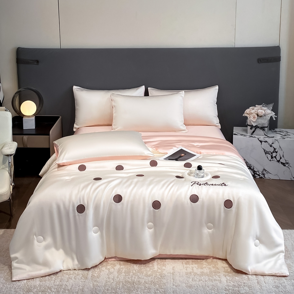 91家纺网 家纺一手货源 找家纺 云棉坊 2026新款水洗冰丝夏被-满绣系列 波点-奶白粉