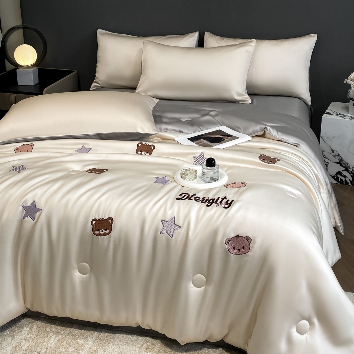 91家纺网 家纺一手货源 找家纺 云棉坊 2026新款水洗冰丝夏被-满绣系列 梦幻熊-梧桐灰