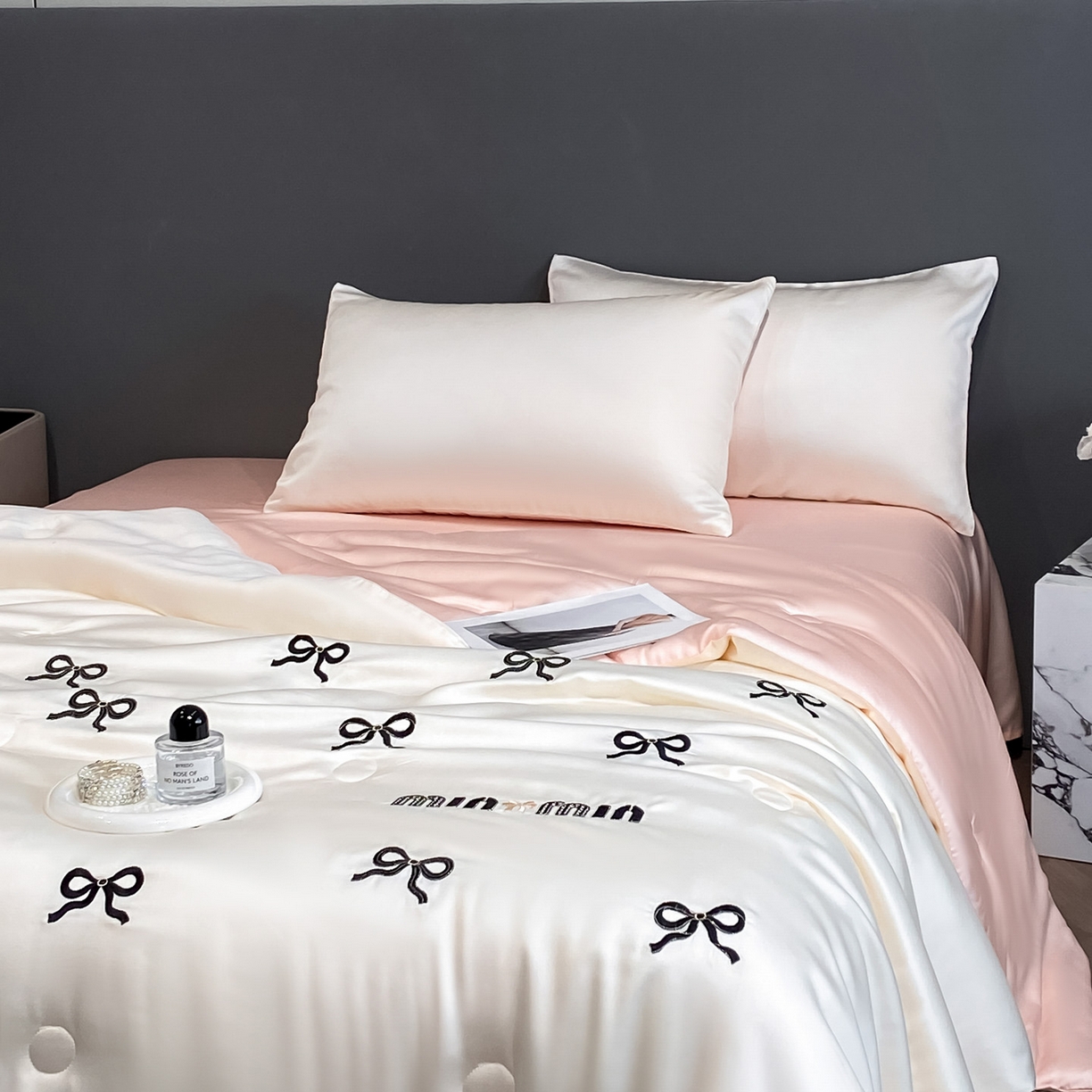 91家纺网 家纺一手货源 找家纺 云棉坊 2026新款水洗冰丝夏被-满绣系列 蝴蝶结-奶白粉