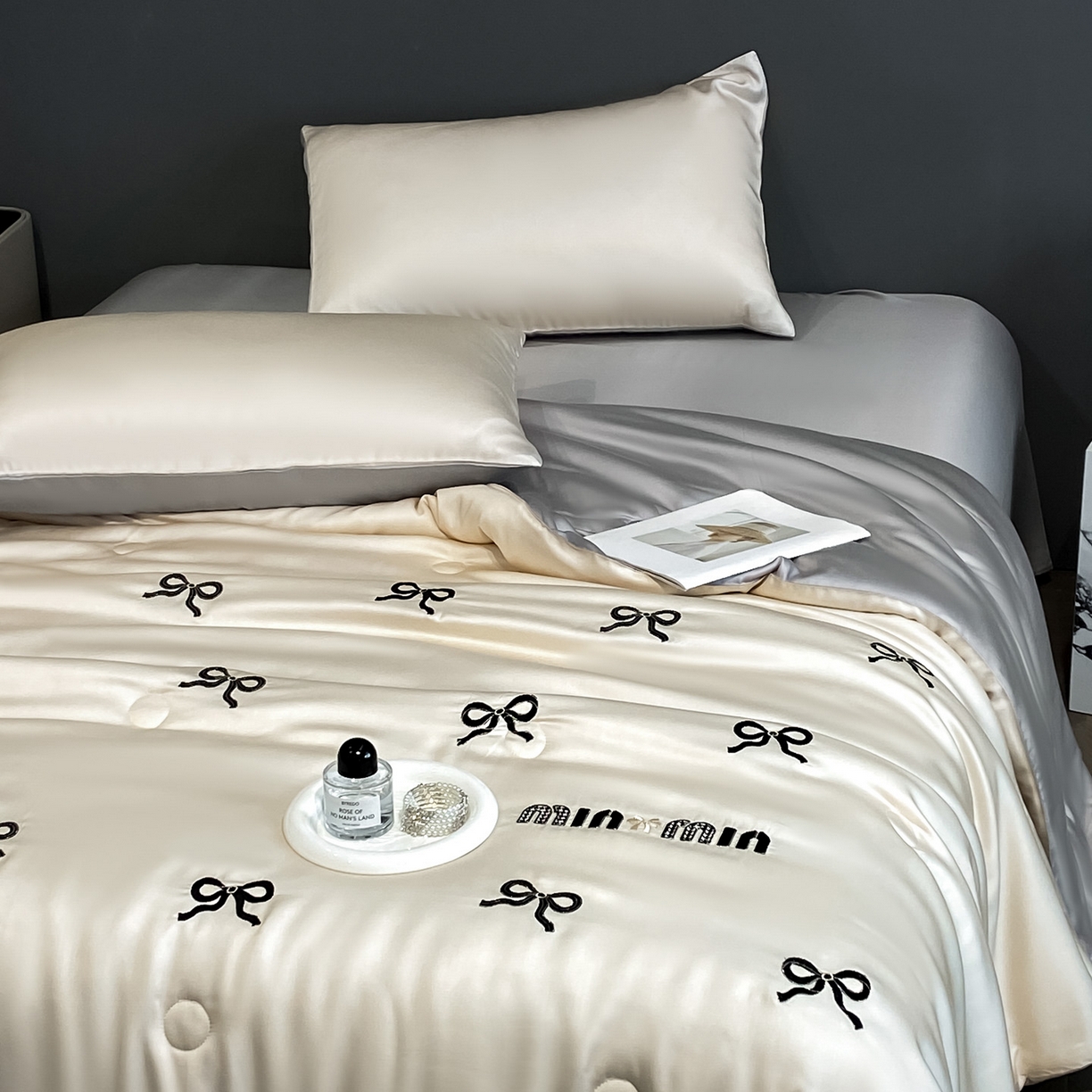 91家纺网 家纺一手货源 找家纺 云棉坊 2026新款水洗冰丝夏被-满绣系列 蝴蝶结-梧桐灰