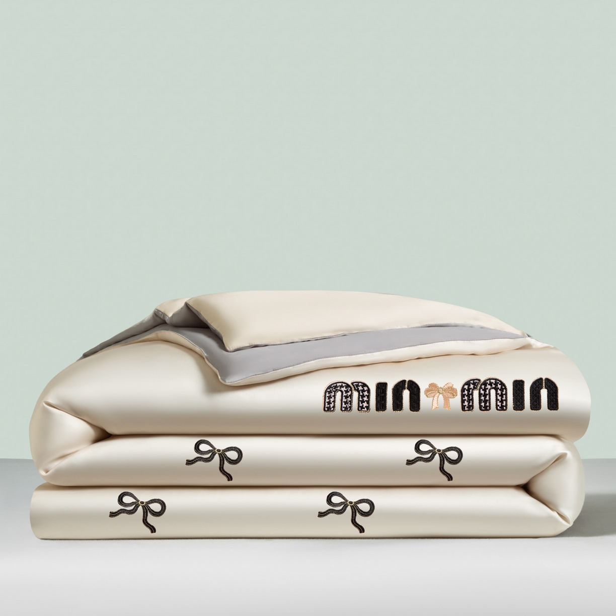 91家纺网 家纺一手货源 找家纺 云棉坊 2026新款水洗冰丝夏被-满绣系列 蝴蝶结-梧桐灰