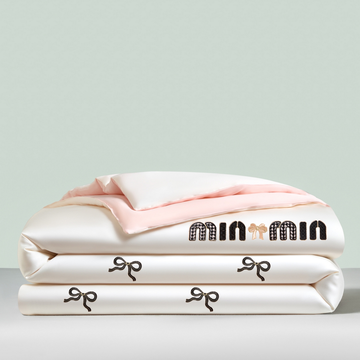 91家纺网 家纺一手货源 找家纺 云棉坊 2026新款水洗冰丝夏被-满绣系列 蝴蝶结-奶白粉