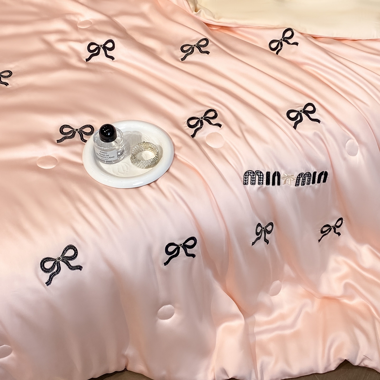 91家纺网 家纺一手货源 找家纺 云棉坊 2026新款水洗冰丝夏被-满绣系列 蝴蝶结-粉香槟