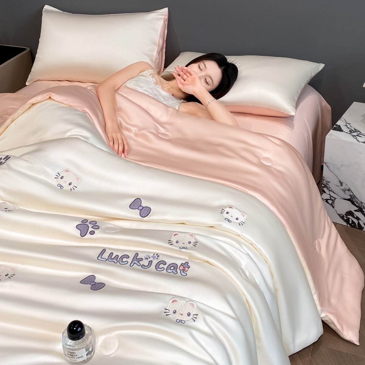 91家纺网 家纺一手货源 找家纺 云棉坊 2026新款水洗冰丝夏被-满绣系列 嘟嘟猫-奶白粉