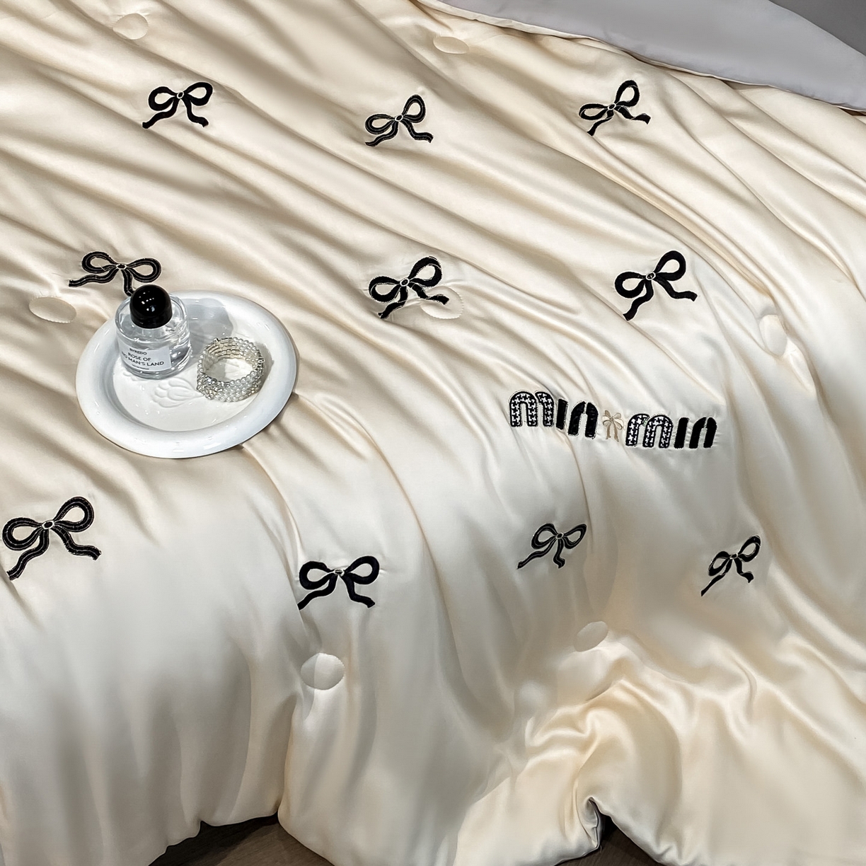 91家纺网 家纺一手货源 找家纺 云棉坊 2026新款水洗冰丝夏被-满绣系列 蝴蝶结-梧桐灰