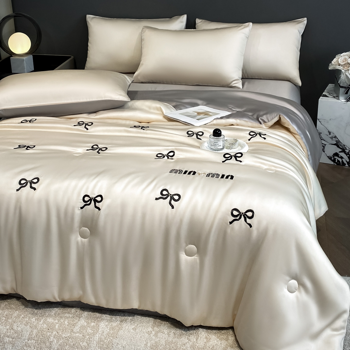 91家纺网 家纺一手货源 找家纺 云棉坊 2026新款水洗冰丝夏被-满绣系列 蝴蝶结-梧桐灰