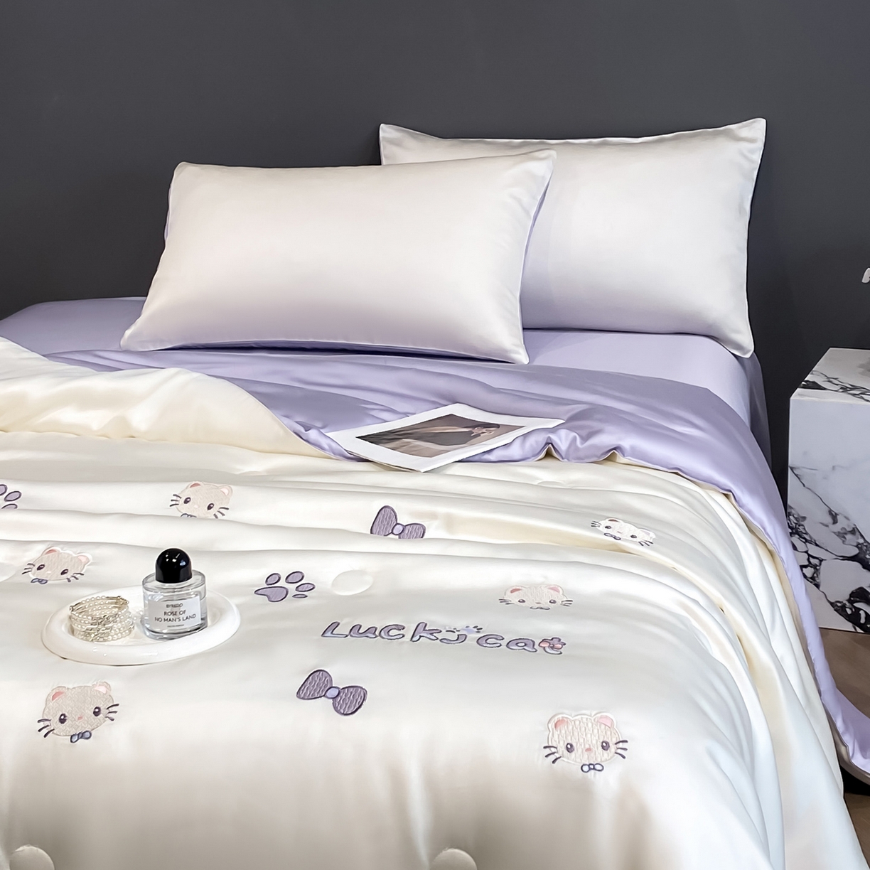 91家纺网 家纺一手货源 找家纺 云棉坊 2026新款水洗冰丝夏被-满绣系列 嘟嘟猫-奶白紫