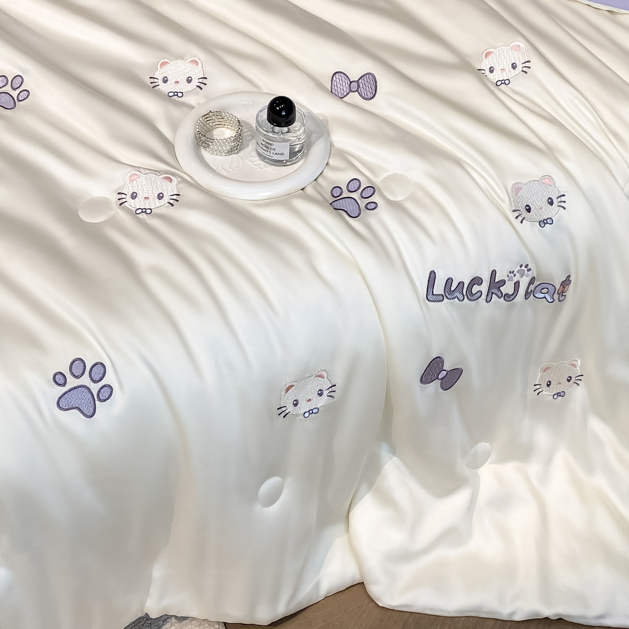 91家纺网 家纺一手货源 找家纺 云棉坊 2026新款水洗冰丝夏被-满绣系列 嘟嘟猫-奶白紫