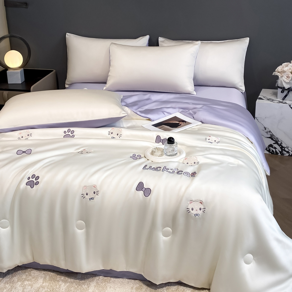 91家纺网 家纺一手货源 找家纺 云棉坊 2026新款水洗冰丝夏被-满绣系列 嘟嘟猫-奶白紫