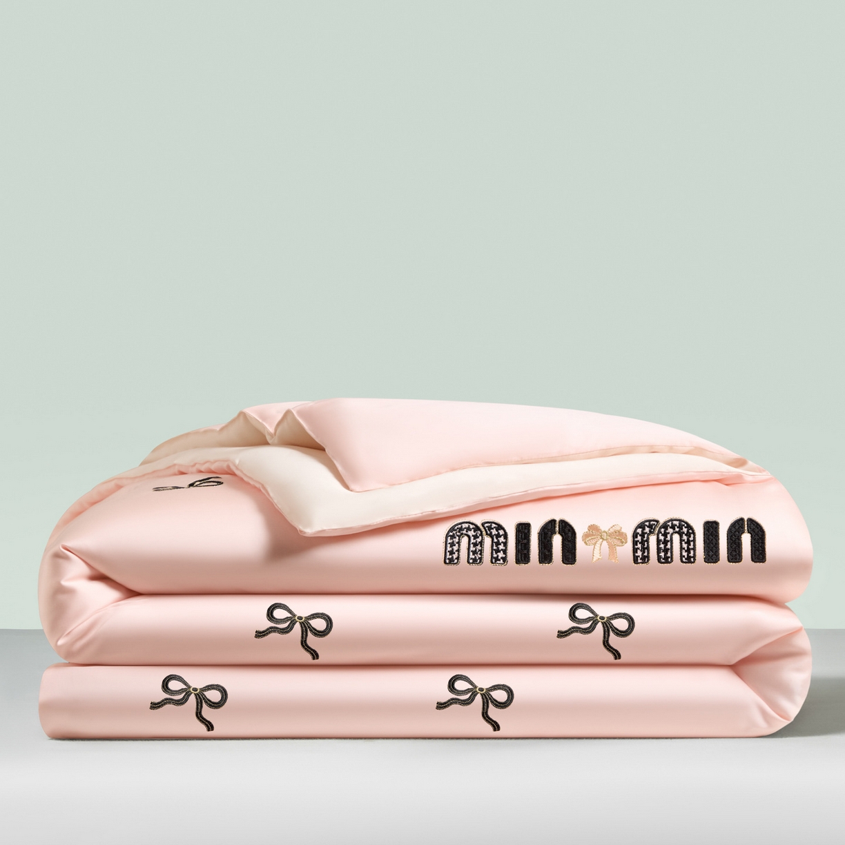 91家纺网 家纺一手货源 找家纺 云棉坊 2026新款水洗冰丝夏被-满绣系列 蝴蝶结-粉香槟