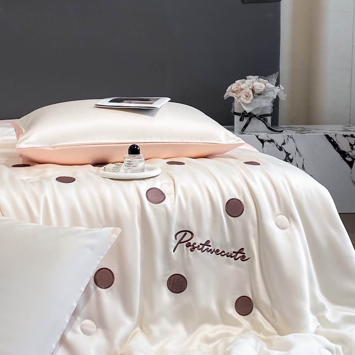 91家纺网 家纺一手货源 找家纺 云棉坊 2026新款水洗冰丝夏被-满绣系列 波点-奶白粉