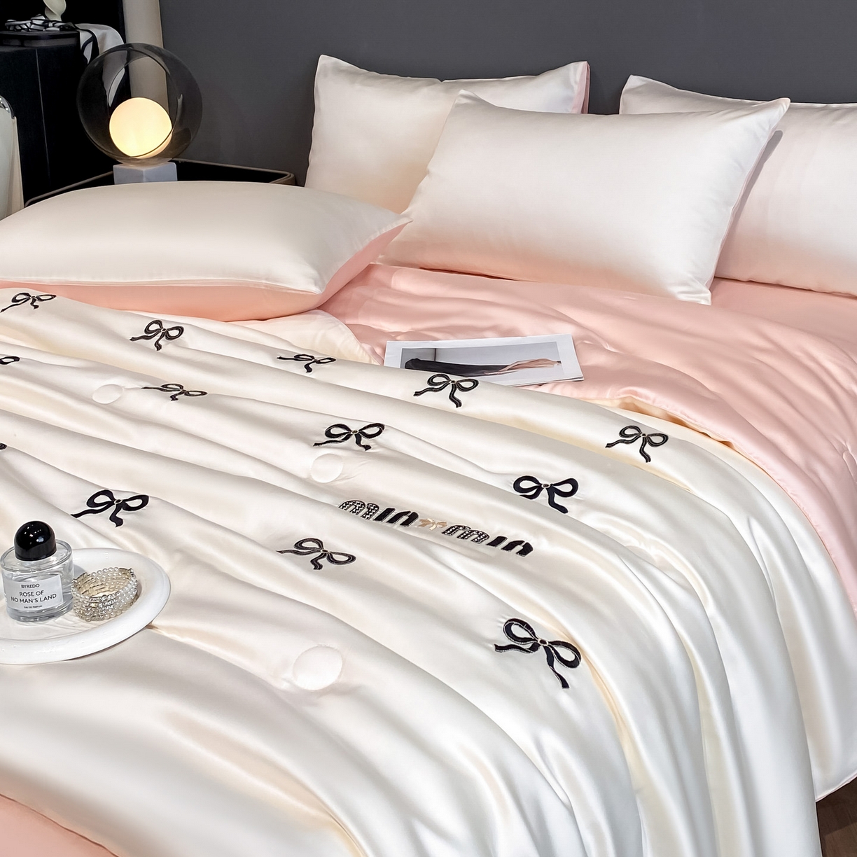 91家纺网 家纺一手货源 找家纺 云棉坊 2026新款水洗冰丝夏被-满绣系列 蝴蝶结-奶白粉