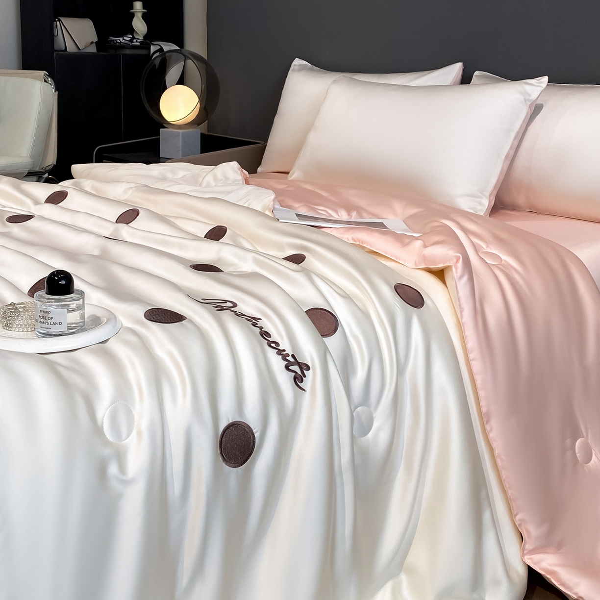 91家纺网 家纺一手货源 找家纺 云棉坊 2026新款水洗冰丝夏被-满绣系列 波点-奶白粉