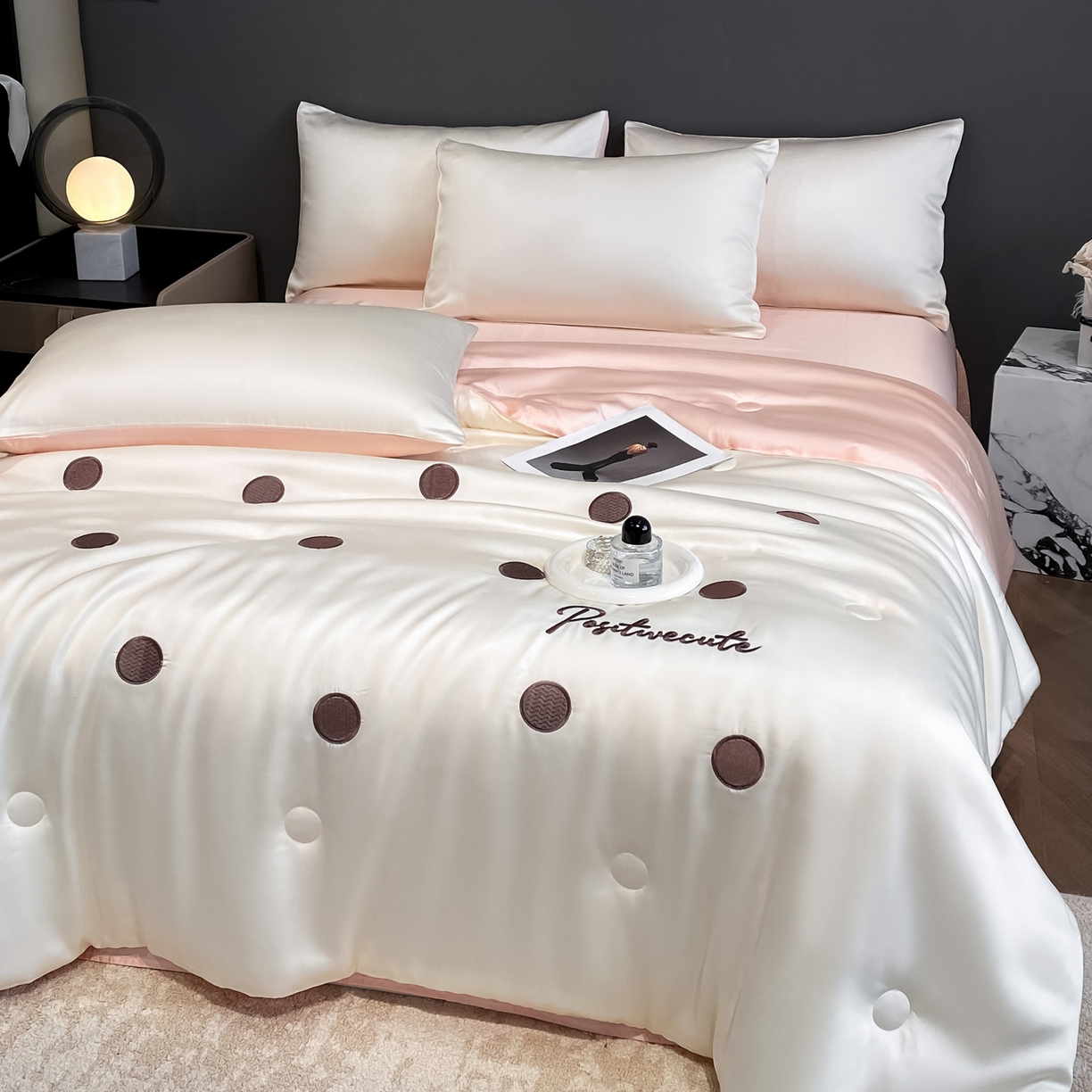 91家纺网 家纺一手货源 找家纺 云棉坊 2026新款水洗冰丝夏被-满绣系列 波点-奶白粉